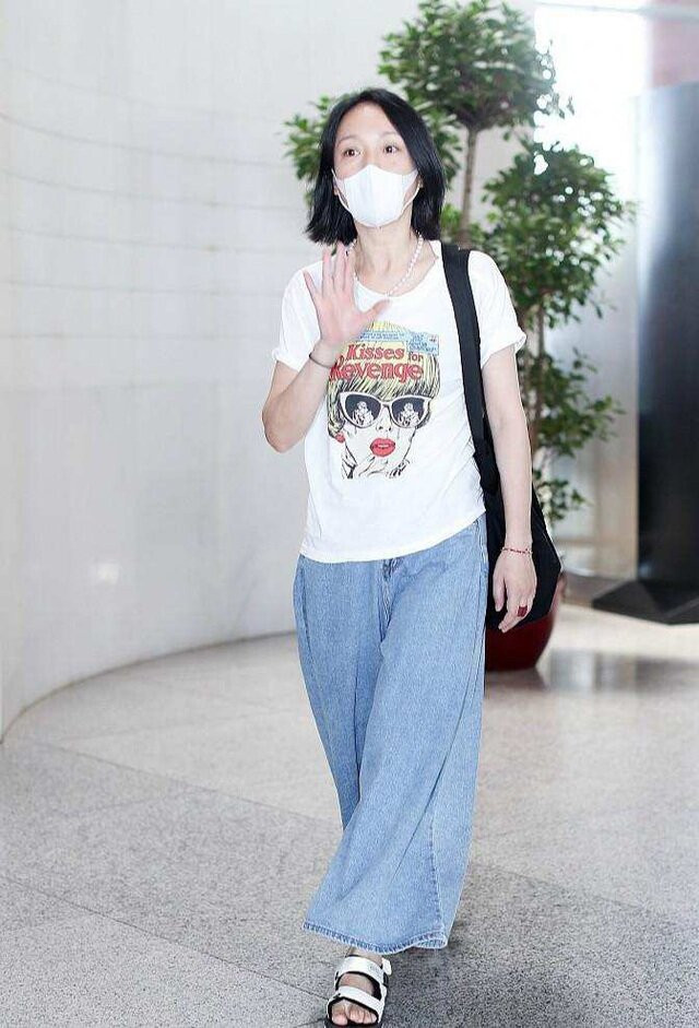 Mặc áo thun với quần jeans cũ kỹ, rộng thùng thình khiến Châu Tấn trông luộm thuộm, kém sang.