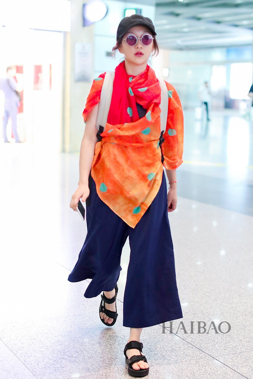 Có những khi Châu Tấn sẽ chọn cho mình một lối mix đồ hết sức khó hiểu, chẳng hạn như cuốn lên người chiếc khăn cùng áo khoác rực rỡ sắc màu như thế này.