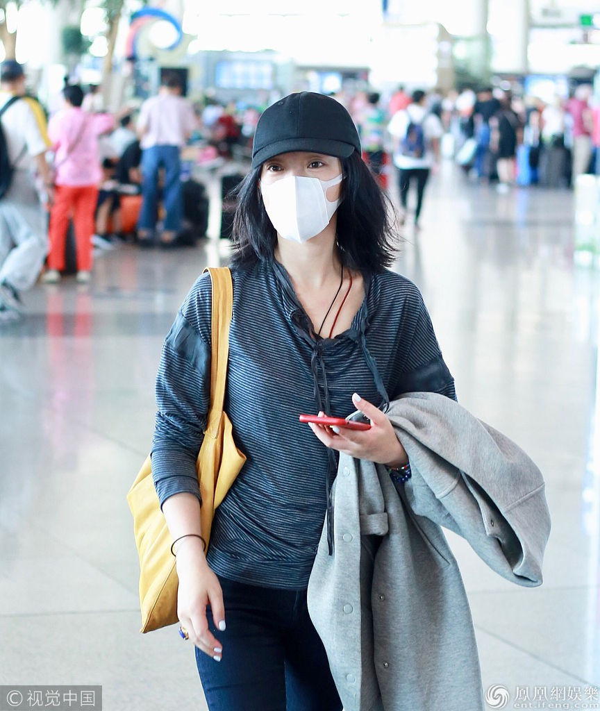 Sự giản dị đến xuề xòa của Châu Tấn không chỉ đến từ cách mix đồ lôi thôi mà còn bởi mỗi khi ra sân bay, nữ diễn viện luôn để mặt mộc, đeo khẩu trang và tóc tai buông xõa. Ảnh: Internet. Video "Minh Hằng chia sẻ về phong cách thời trang". Nguồn: VTC.