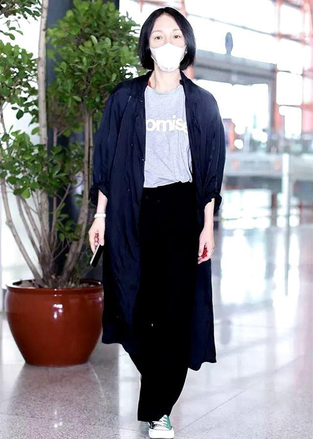 Không ít người phải bất ngờ vì những bộ trang phục lôi thôi của Châu Tấn mỗi khi bước xuống sân bay.