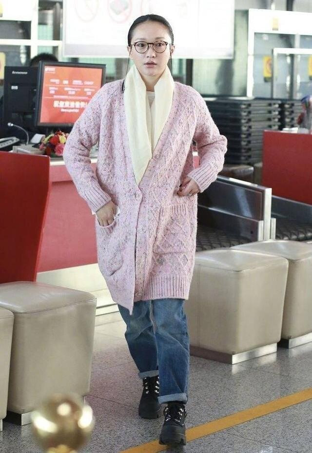 Người đẹp Cbiz diện set đồ cardigan mix cùng quần áo nhìn cô như một bà già cùng quả mắt kính cận.