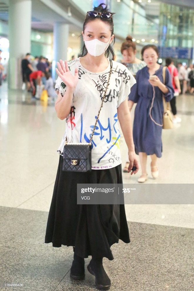 Mặc áo phông trắng mang hoạ tiết phun màu với váy đen dài, đeo thêm túi Chanel sang chảnh nhưng trông người đẹp Hoa ngữ vẫn khá giống môn đệ “cái bang”.