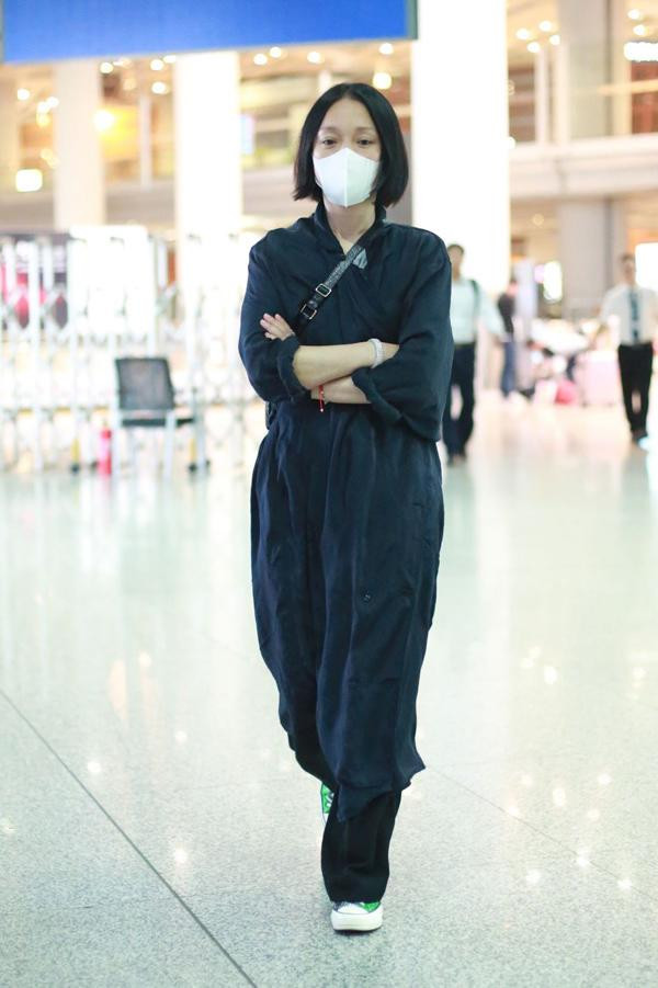 Một số dân mạng Trung Quốc cho rằng ngôi sao 7X trông già nua khi ăn mặc luộm thuộm tới nơi công cộng.