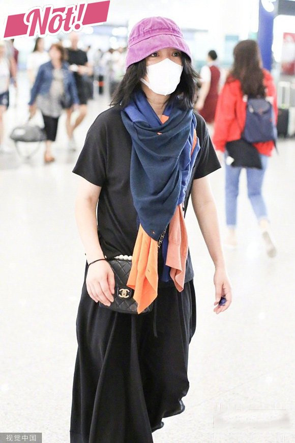 Với mẫu váy đen giấu dáng lại thêm cả chiếc khăn cổ nhiều màu được thắt kém tinh tế, nữ diễn viên bị nhiều người đánh giá là ăn diện xuề xòa, thiếu thẩm mỹ.