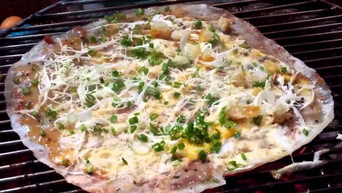 Bánh tráng nướng: Đến Phú Quốc, bạn đừng quên ghé thăn chợ đêm để thưởng thức món bánh tráng nướng đầy đủ vị với xúc xích, rau thơm, hành lá, trứng cút,… thơm lừng. Tiết trời đêm mát lạnh mà được ngồi cạnh chiếc bếp than ấm áp và ăn bánh tráng nướng thì còn gì bằng.