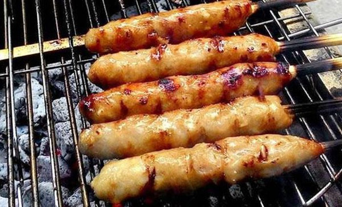 Nem nướng: Giá một xiên nem là 15.000 đồng. Nếu bạn mua, người bán rưới ít sốt lên nem để bạn thưởng thức. Món này không bán kèm đồ chua hay bánh mì.