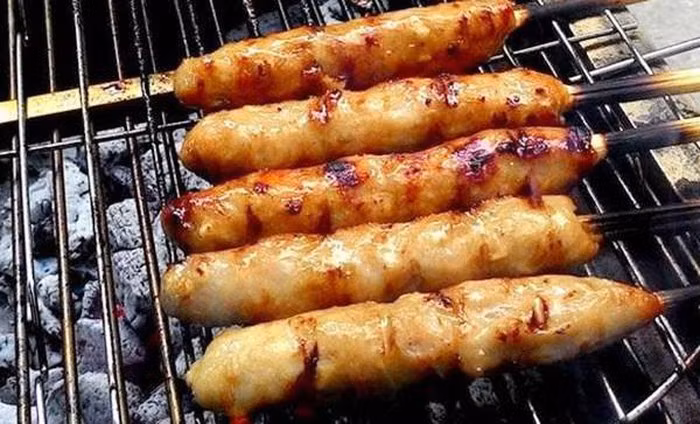 Nem nướng: Giá một xiên nem là 15.000 đồng. Nếu bạn mua, người bán rưới ít sốt lên nem để bạn thưởng thức. Món này không bán kèm đồ chua hay bánh mì.