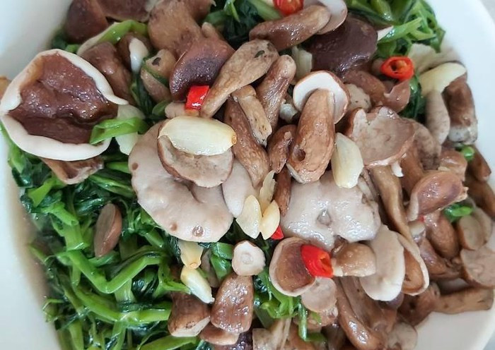 Nấm Tràm: Đây là thứ đặc sản Phú Quốc thường có nhiều vào mùa mưa. Nấm Tràm ngon không thua kém gì với nấm rơm, nấm kim chi hay nấm bào ngư. Đây là loại nấm tự nhiên nên người dân trên đảo Phú Quốc phải đi vào những khu đồng tràm để hái mang về đem chế biến.