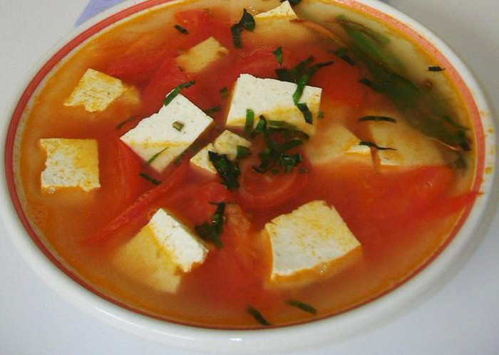 Canh cà chua thanh mát mùi vị tự nhiên dễ chịu. Để giải rượu cho người thân, bạn chỉ cần cho họ uống 2 bát canh cà chua cũng có tác dụng khá tốt.