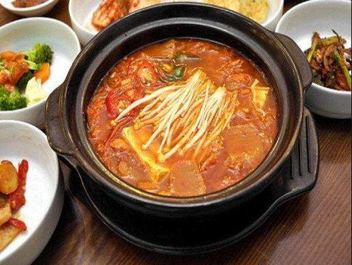 Canh kim chi nấu thịt bò: Món canh giải rượu này có vị chua cay khá dễ ăn mà lại giúp hóa giải chất cồn.