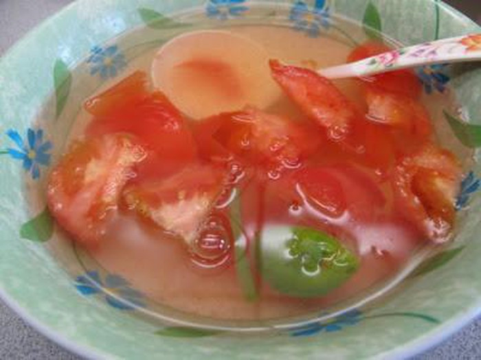 Canh cà chua: Nấu canh này cực kỳ đơn giản bạn chỉ cần bắc nồi nước lên bếp đun sôi sau đó cắt nhỏ cà chua cho vào nồi đun nhừ rồi nêm gia vị vừa ăn là được.