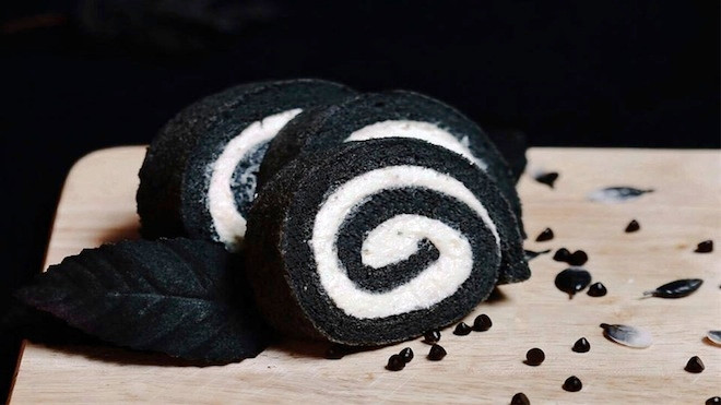 Phần bánh xốp mịn hòa cùng lớp kem ngọt béo vừa phải giúp món bánh có một hương vị riêng biệt không lẫn vào đâu được.