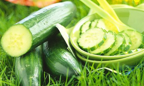 Dưa chuột: Chỉ cần cắt một khoanh dưa chuột đắp lên môi sẽ mang lại hiệu quả mềm mại bất ngờ cho đôi môi. Ảnh: Internet.