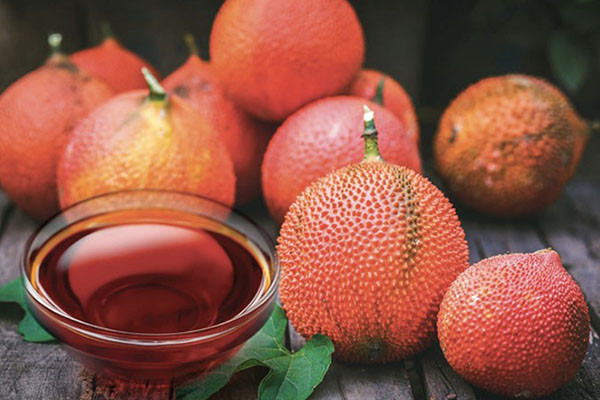 Dầu gấc. Để có đôi môi vừa mịn màng vừa đỏ hồng xinh xắn, bạn có thể dùng quả gấc chín để chăm sóc môi. Mỗi ngày ăn từ 5-7 hạt gấc hấp mật ong, đôi môi bạn sẽ trở nên tự nhiên và mịn màng hơn.