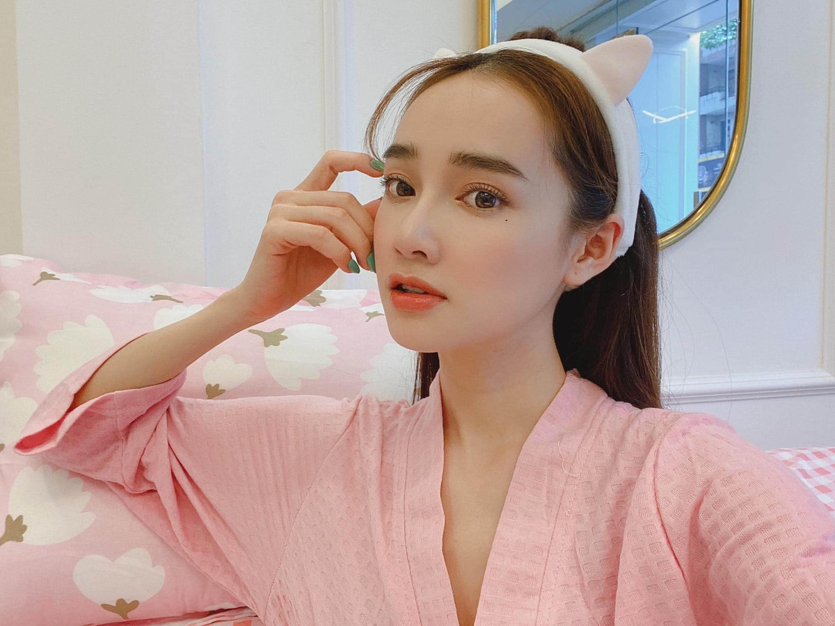 Diễn viên 9X Nhã Phương dành 5 phút mỗi ngày để đắp một lát dưa chuột chà lên môi dưỡng ẩm. Ngoài ra, khi có thời gian, cô còn sử dụng mặt nạ sữa chua, mật ong để làm mặt nạ môi và thoa son dưỡng.