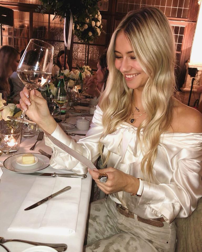 Váy áo trễ vai cũng là trang phục không thể thiếu trong tủ đồ của người đẹp.