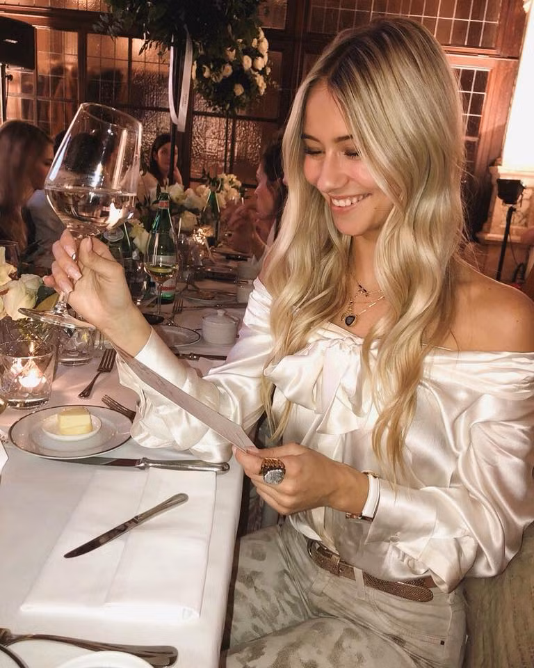 Váy áo trễ vai cũng là trang phục không thể thiếu trong tủ đồ của người đẹp.