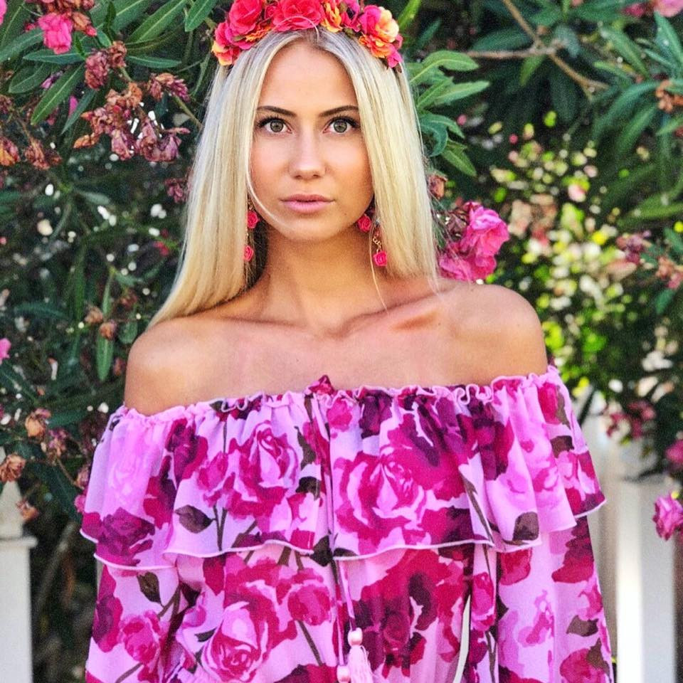 Tân Hoa hậu Bỉ 2020 khoe bờ vai trần quyến rũ trong chiếc áo trễ vai họa tiết hoa hồng rực rỡ.