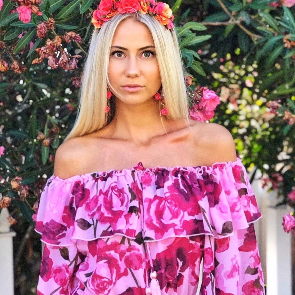 Tân Hoa hậu Bỉ 2020 khoe bờ vai trần quyến rũ trong chiếc áo trễ vai họa tiết hoa hồng rực rỡ.