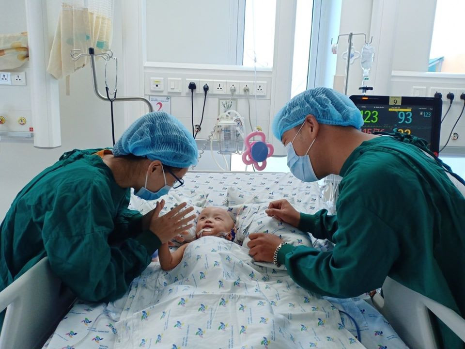 Còn Trúc Nhi, các bác sĩ rút ống nội khí quản sáng 28/7, hỗ trợ thở máy không xâm lấn. Vùng bụng của Trúc Nhi đã tạm ổn, tầng sinh môn thấm dịch ít hơn, và vết thương ở khung chậu khá khô.