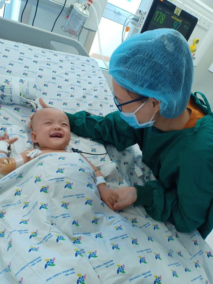 Mới đây, Bệnh viện Nhi đồng Thành phố Hồ Chí Minh vừa chia sẻ những hình ảnh hai bé tươi cười và chơi đùa cùng bố mẹ khiến mọi người đều vui mừng.