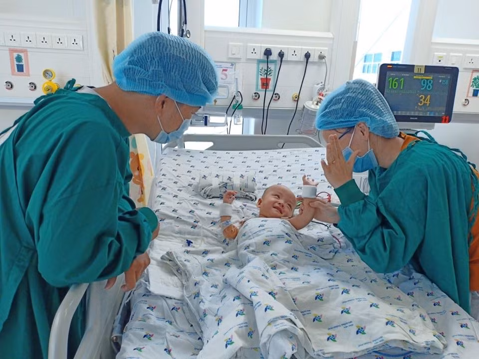 Sau 2 tuần phẫu thuật tách dính thành công, cặp song sinh Trúc Nhi - Diệu Nhi đều tươi tỉnh, cai máy thở, sức khỏe cùng tiến triển khả quan.