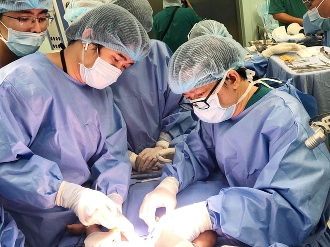 Ngày 15/7, hai bé Trúc Nhi-Diệu Nhi đã trải qua bốn ca đại phẫu liên tiếp trong suốt 13 tiếng gồm phẫu thuật tách dính, tạo hình đường tiêu hóa, đường tiết niệu, khung xương chậu và tầng sinh môn.