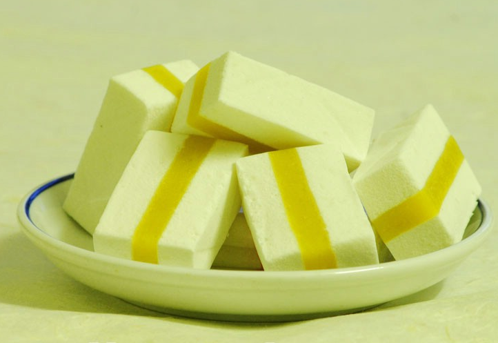 Bánh khảo: Bánh khảo là loại bánh không thể thiếu trên bàn thờ để cúng tổ tiên và mang hương vị Tết rất riêng của người Cao Bằng. Bánh khảo Cao Bằng có vị thơm của bột nếp, vị bùi của vừng và lạc rang, vị ngậy của mỡ lợn, vị ngọt thanh của đường. 