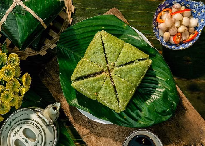 Vì thế trên bàn thờ tổ tiên của mỗi gia đình ở Cao Bằng không thể thiếu cặp bánh chưng xanh. 