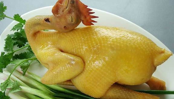 Thịt gà luộc là một món ăn không thể không kể đến trong các dịp lễ tết cổ truyền của dân tộc. 