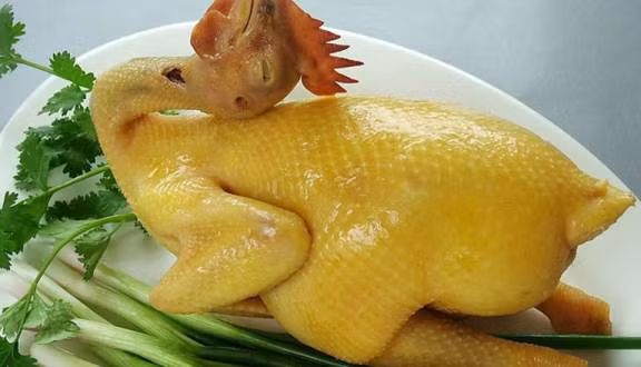 Thịt gà luộc là một món ăn không thể không kể đến trong các dịp lễ tết cổ truyền của dân tộc. 