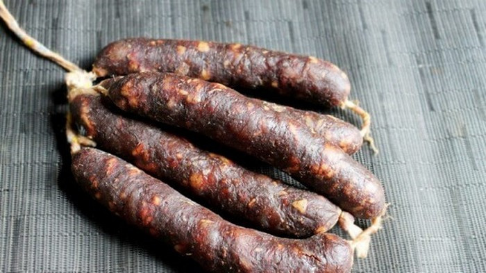 Lạp sườn Cao Bằng nhìn gần giống với lạp xưởng của miền xuôi nhưng hương vị khác đôi chút khi ăn có mùi khói ám vào do được treo trên gác bếp khoảng 1 - 2 tháng thì mới ăn và có hương vị đặc trưng riêng chỉ có ở Cao Bằng. Lạp sườn thường được rán, nướng hoặc hấp và cắt ra thành từng lát để ăn. 