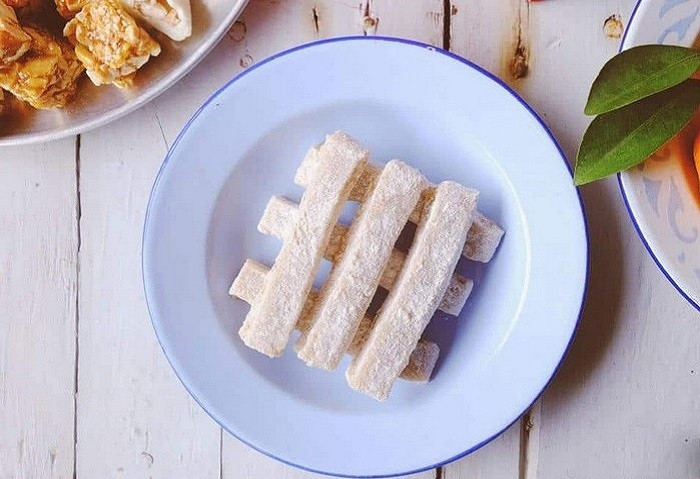 Bánh chè lam làm xong, được cắt thành từng miếng xếp ra đĩa rắc thêm một ít hạt vừng cho thơm. Đặc biệt, ăn chè lam với nước chè mới cảm nhận được hết hương vị đặc trưng của nó. 