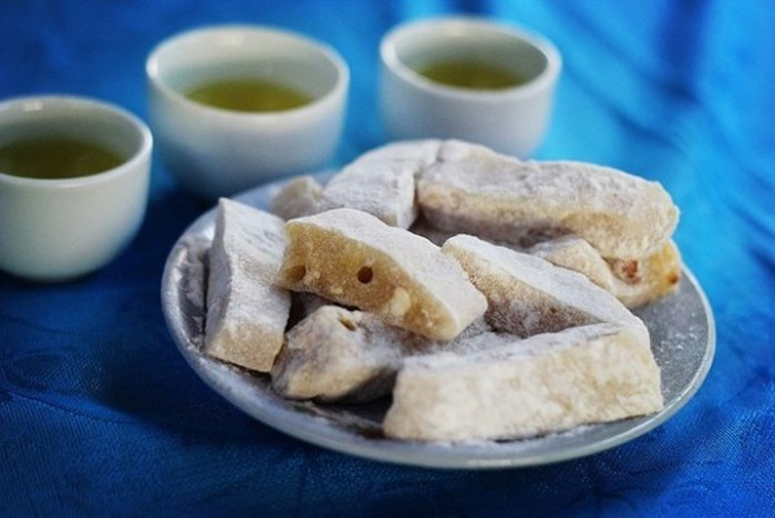 Chè lam là loại bánh được bà con các dân tộc Cao Bằng làm từ xưa trong dịp Tết Nguyên đán hằng năm. Bánh chè lam được làm từ bột gạo nếp rang, đường phên (mật), lạc; có hương vị đặc trưng vừa ngon, thơm, dẻo. 