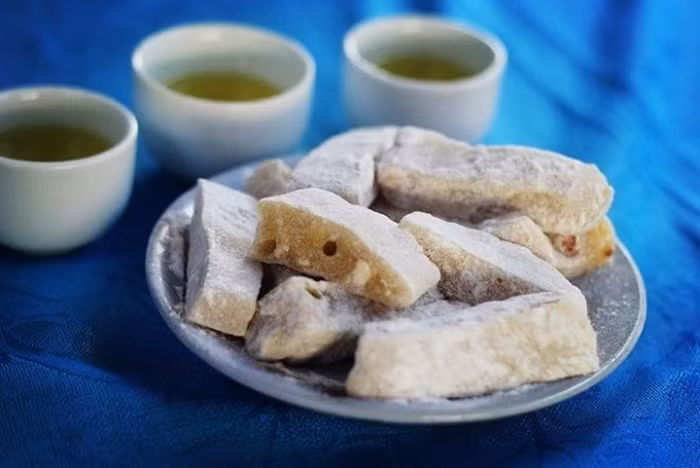 Chè lam là loại bánh được bà con các dân tộc Cao Bằng làm từ xưa trong dịp Tết Nguyên đán hằng năm. Bánh chè lam được làm từ bột gạo nếp rang, đường phên (mật), lạc; có hương vị đặc trưng vừa ngon, thơm, dẻo. 