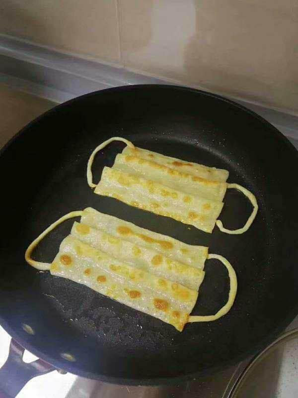 Bánh rán khẩu trang khi rán vàng trông cũng khá hấp dẫn. Ảnh: FB. Video "Chế biến món ngon từ nấm đông cô". Nguồn: VTC.