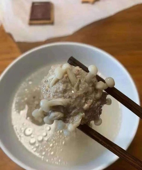 Thịt viên với nấm kim châm vừa độc đáo lại ăn không tệ chút nào.