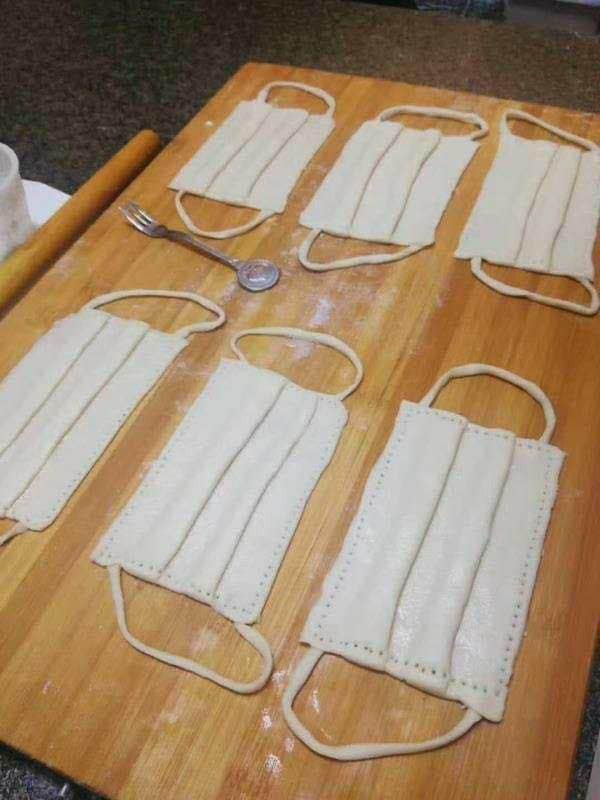 Các đầu bếp còn sáng tạo đến mức nặn luôn cả chiếc bánh rán hình khẩu trang.