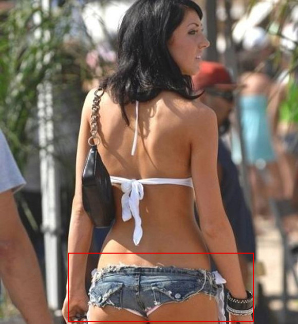 Người phụ nữ này khiến mọi người đi qua phải ái ngại bởi kích thước của chiếc quần jeans quá kiệm vải.