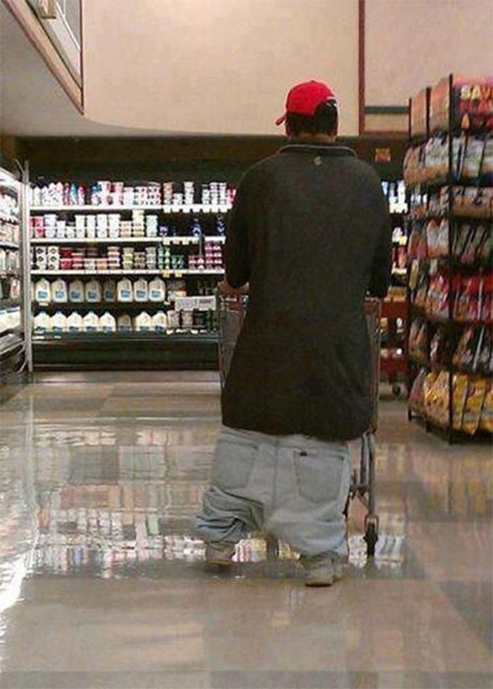 Chiếc quần tụt này có vẻ không thuận tiện cho việc di chuyển cho lắm.