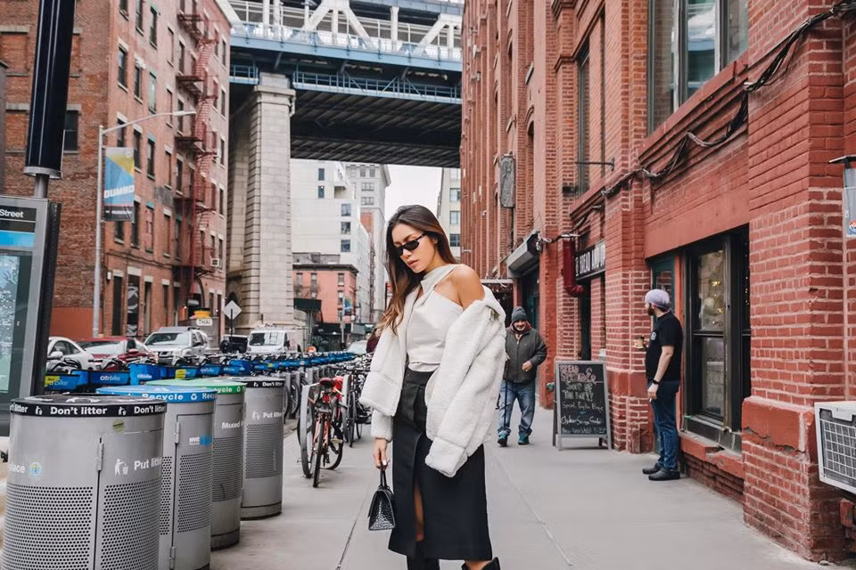 Trước khi bị mắc kẹt tại Bali, siêu mẫu từng thực hiện bộ ảnh thời trang đường phố tại New York (Mỹ) mang phong cách hiện đại, cá tính và đầy cuốn hút.