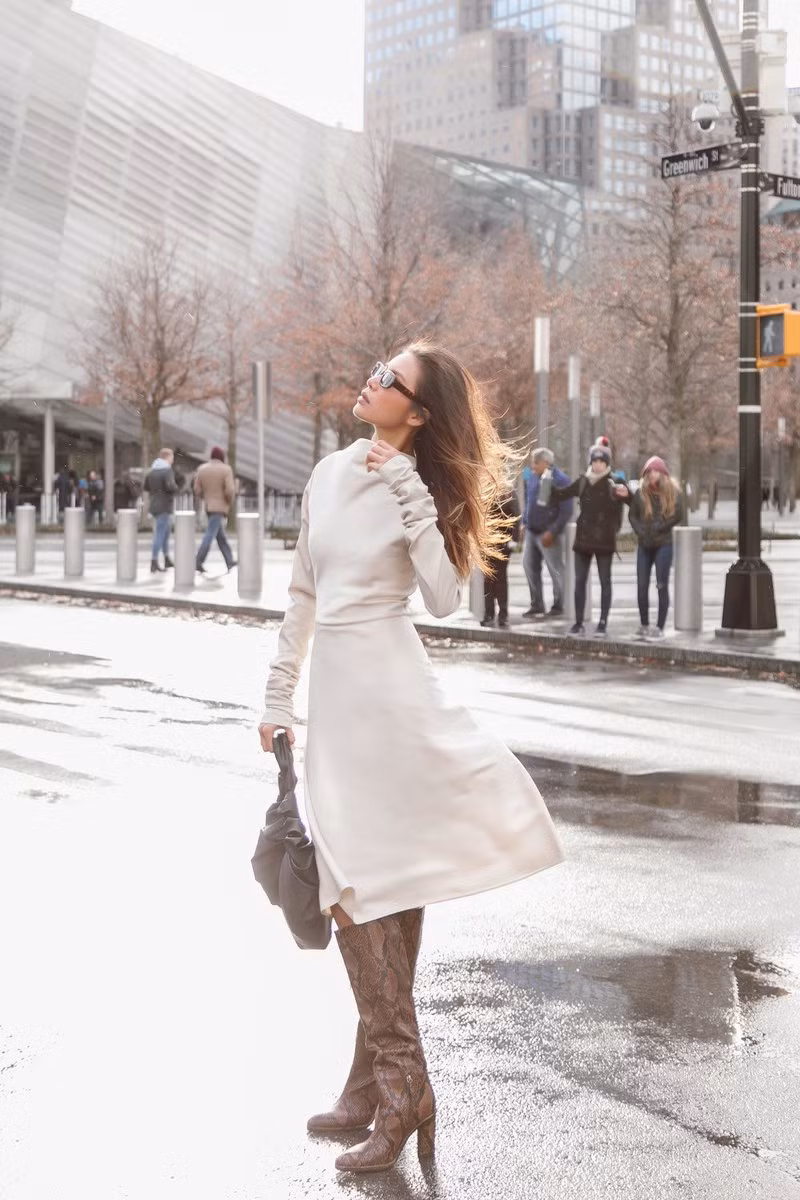 Phong cách thời trang sành điệu, năng động và khoẻ khoắn luôn được Minh Tú dành tình cảm đặc biệt cho mỗi lần xuất ngoại hay đi công tác của mình. Ảnh: FBNV. Mời độc giả theo dõi video "Minh Hằng chia sẻ về phong cách thời trang". Nguồn: VTC.