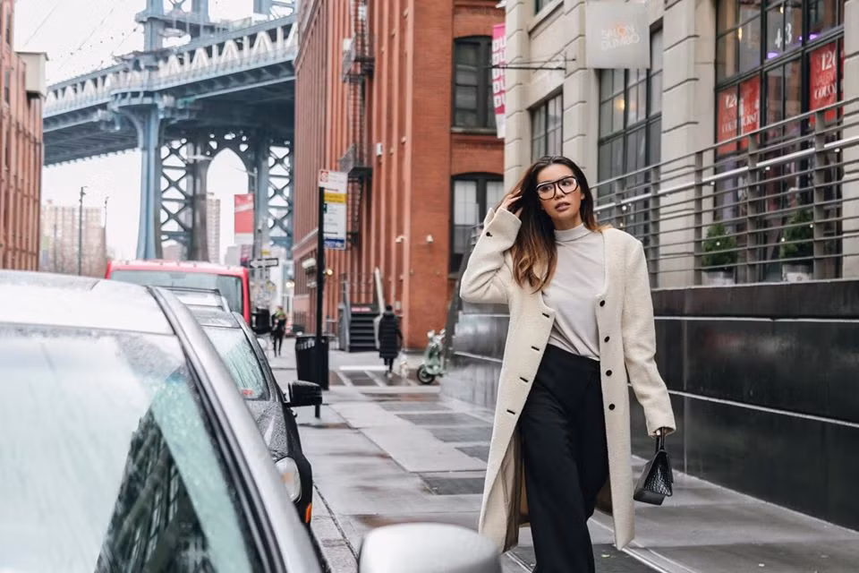 Trong các shoot hình, Minh Tú thể hiện phong cách thời trang năng động, khoẻ khoắn và quyến rũ.