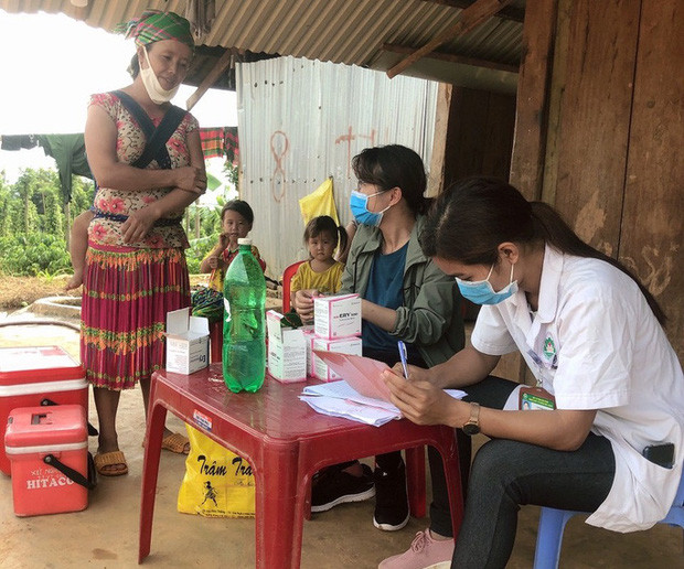 Cán bộ y tế đến từng nhà dân để phun thuốc khử trùng tiêu độc mỗi ngày hai lần, gồm sáng và chiều tối. Ảnh: Người Lao động.