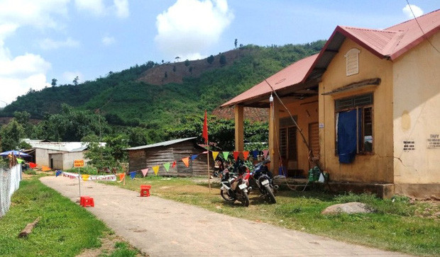 Ông Hà Văn Hùng, Phó giám đốc Sở Y tế Đắk Nông, cho biết thêm, ngay sau khi phát hiện ổ dịch bệnh bạch hầu tại xã Quảng Hoà, ngành y tế tỉnh đã tiến hành tổ chức các biện pháp để ngăn chặn, dập ổ dịch này. Qua công tác rà soát, khoanh vùng, ngành y tế Đắk Nông đã cách ly toàn bộ 2 cụm dân cư với khoảng 355 người. Ảnh: Người Lao động.