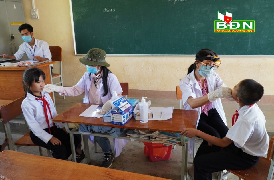 Ngành y tế tỉnh Đắk Nông tổ chức tuyên truyền nhưng nhiều bậc phụ huynh không đồng ý cho con em đến tiêm chủng. Đây là một trong những khó khăn trong quá trình phòng bệnh. Ảnh: Báo Đắk Nông. Mời độc giả theo dõi Video "Xuất hiện dịch bạch hầu ở Gia Lai". Nguồn: VTC14.