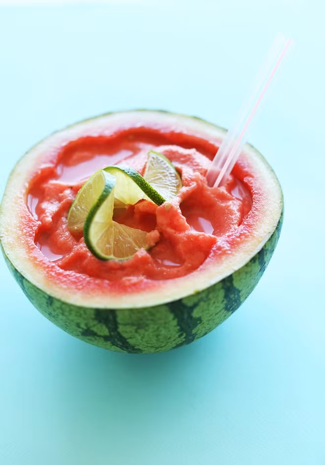 Smoothie dưa hấu: Dùng nửa trái dưa hấu nhỏ để chế biến thức uống này. Cho thêm vào những nguyên liệu như sữa dừa, chanh và mật ong, dùng máy xay cầm tay đánh đều và tận hưởng.