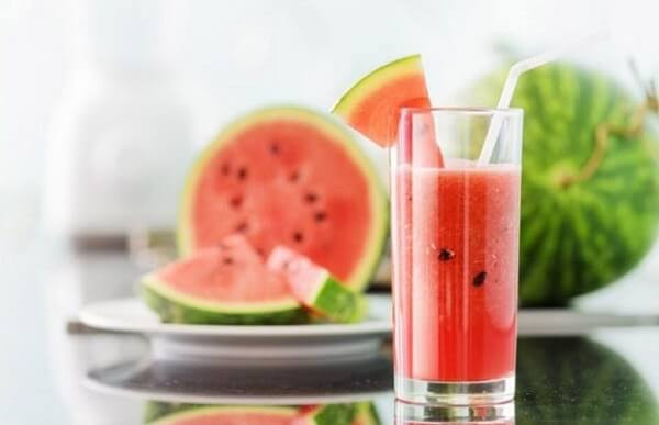 Sinh tố hay cocktail dưa hấu đều là những món ngon dễ làm từ dưa hấu. Để có một cốc sinh tố, bạn gọt vỏ dưa hấu và tách hạt để riêng ra bát tô. Cho dưa hấu cùng tất cả các nguyên liệu, đá viên vào máy sinh tố xay nhuyễn. Cuối cùng, rót sinh tố ra ly rồi thưởng thức.