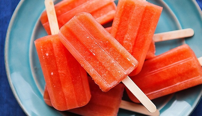 Kem dưa hấu: Để làm kem dưa hấu, đầu tiên bạn vẫn nạo phần ruột dưa ra rồi say nhuyễn chắt lấy nước bỏ bã.