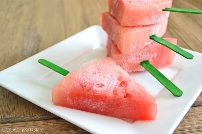 Lưu ý, trong lúc xay, bạn thêm lượng đường và nước cốt chanh đã chuẩn bị vào. Sau đó, đổ hỗn hợp đó vào khuôn làm kem và để ở ngăn đá của tủ khoảng 4h là có những que kem dưa hấu đỏ tươi, ngọt thanh, mát lịm.